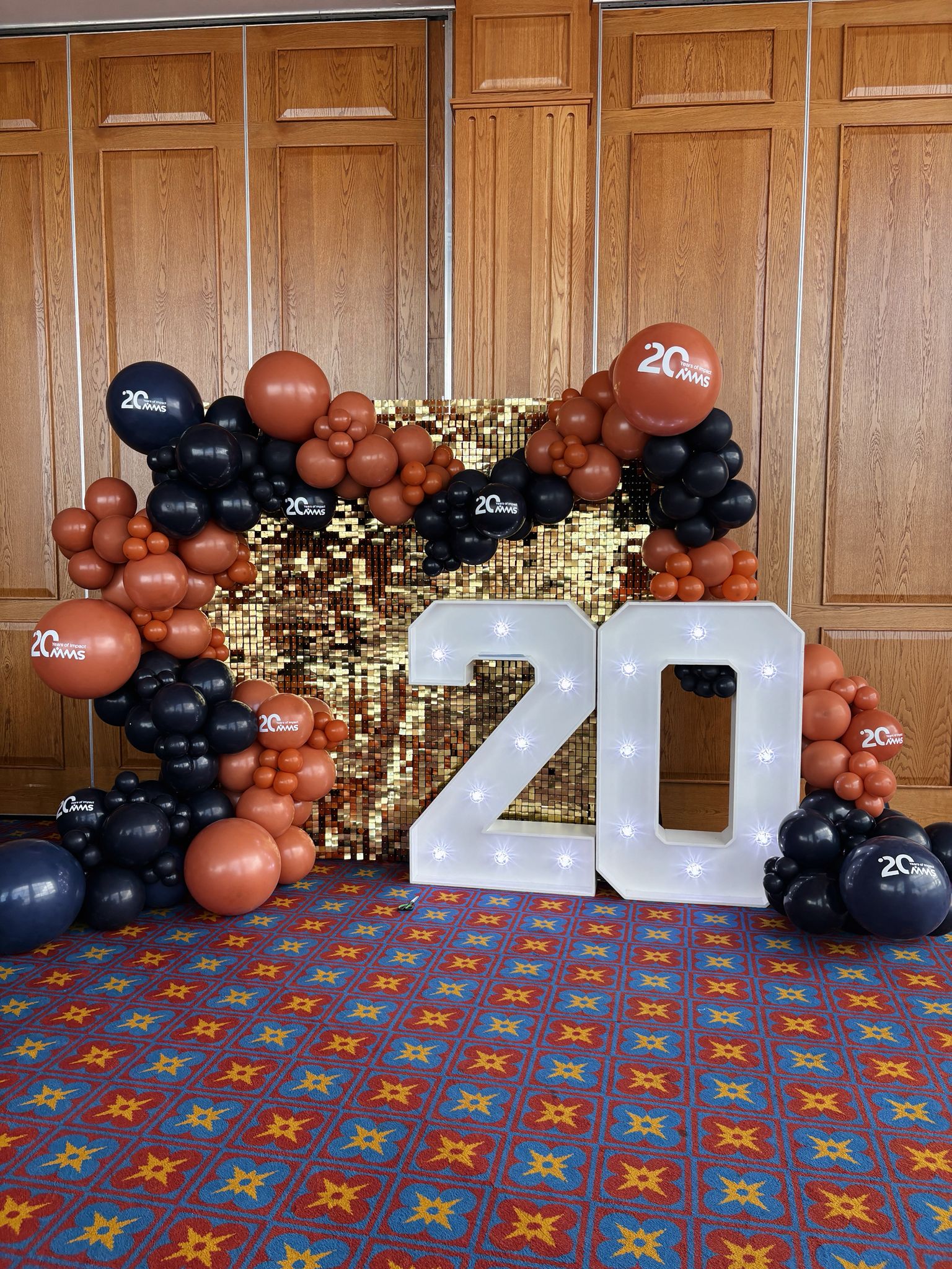 MMS shimmer wall with light-up 20 balloon arch
